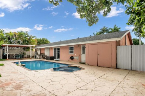 House in Miami, Florida 4 bedrooms, 179.3 sq.m. № 2042324 - photo 23