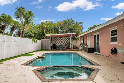 House in Miami, Florida 4 bedrooms, 179.3 sq.m. № 2042324 - photo 21