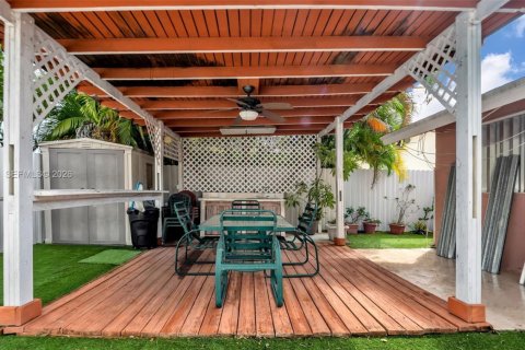 House in Miami, Florida 4 bedrooms, 179.3 sq.m. № 2042324 - photo 22