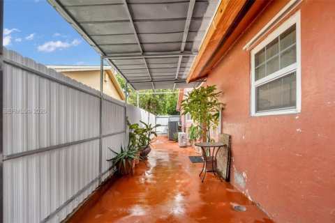 House in Miami, Florida 4 bedrooms, 179.3 sq.m. № 2042324 - photo 25