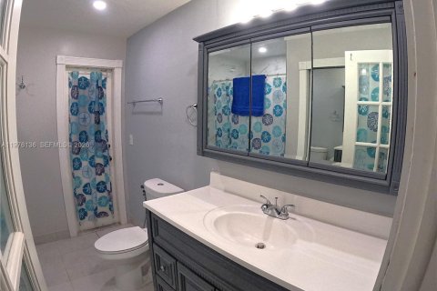 House in Miami, Florida 4 bedrooms, 179.3 sq.m. № 2042324 - photo 11