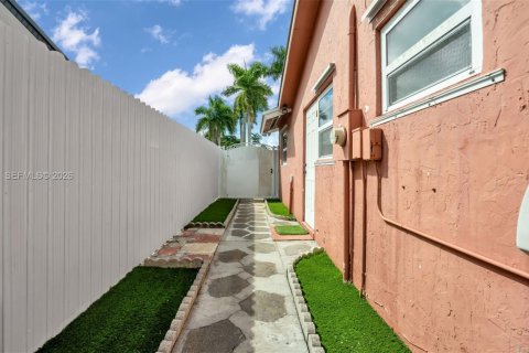 House in Miami, Florida 4 bedrooms, 179.3 sq.m. № 2042324 - photo 27