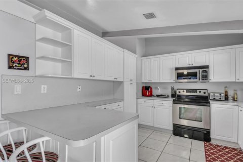 House in Miami, Florida 4 bedrooms, 179.3 sq.m. № 2042324 - photo 6