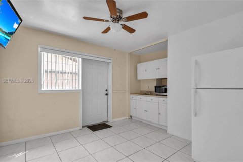 House in Miami, Florida 4 bedrooms, 179.3 sq.m. № 2042324 - photo 15