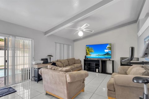 House in Miami, Florida 4 bedrooms, 179.3 sq.m. № 2042324 - photo 7