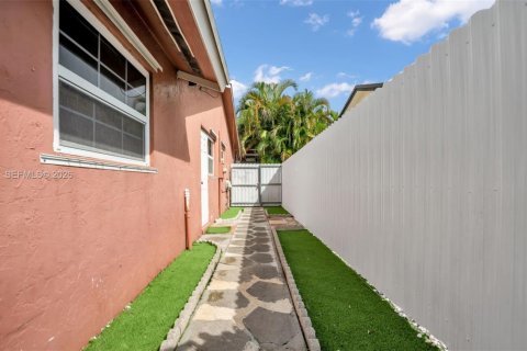 House in Miami, Florida 4 bedrooms, 179.3 sq.m. № 2042324 - photo 28