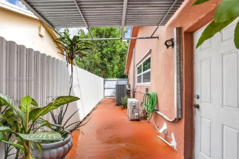 House in Miami, Florida 4 bedrooms, 179.3 sq.m. № 2042324 - photo 24