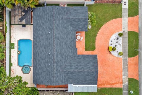 House in Miami, Florida 4 bedrooms, 179.3 sq.m. № 2042324 - photo 30