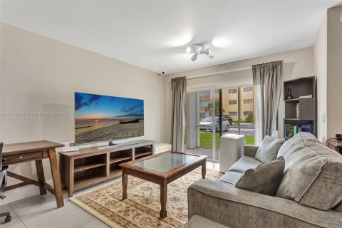 Condo in Lauderhill, Florida, 1 bedroom  № 1814661 - photo 5