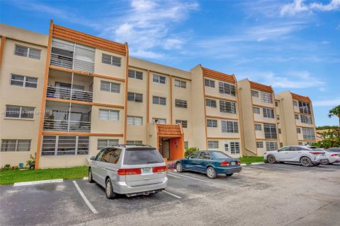 Condo in Lauderhill, Florida, 1 bedroom  № 1814661 - photo 1