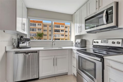 Condo in Lauderhill, Florida, 1 bedroom  № 1814661 - photo 7