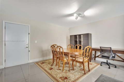 Condo in Lauderhill, Florida, 1 bedroom  № 1814661 - photo 6