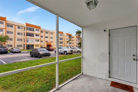 Condo in Lauderhill, Florida, 1 bedroom  № 1814661 - photo 11