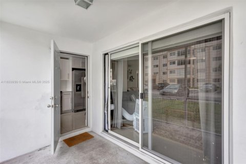 Condo in Lauderhill, Florida, 1 bedroom  № 1814661 - photo 14