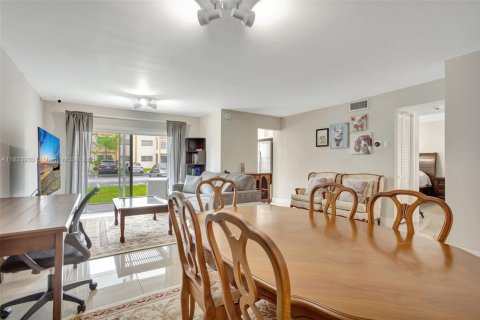 Condo in Lauderhill, Florida, 1 bedroom  № 1814661 - photo 3
