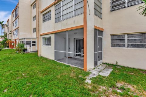 Condo in Lauderhill, Florida, 1 bedroom  № 1814661 - photo 13