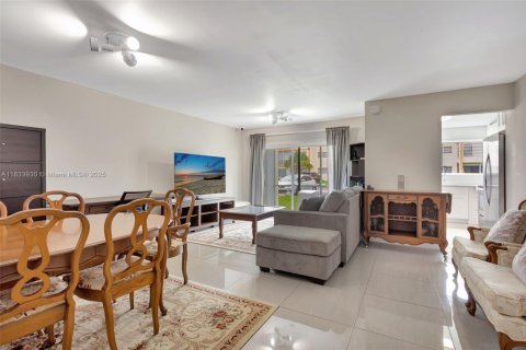 Condo in Lauderhill, Florida, 1 bedroom  № 1814661 - photo 2