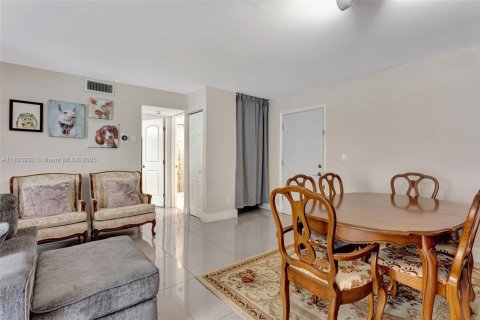 Condo in Lauderhill, Florida, 1 bedroom  № 1814661 - photo 4
