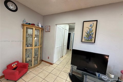 House in Lauderhill, Florida 6 bedrooms, 191.94 sq.m. № 2011562 - photo 14