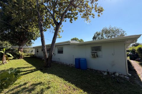 House in Lauderhill, Florida 6 bedrooms, 191.94 sq.m. № 2011562 - photo 10