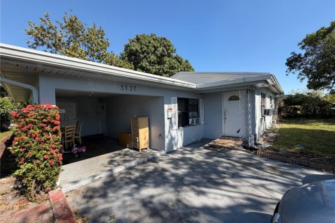 House in Lauderhill, Florida 6 bedrooms, 191.94 sq.m. № 2011562