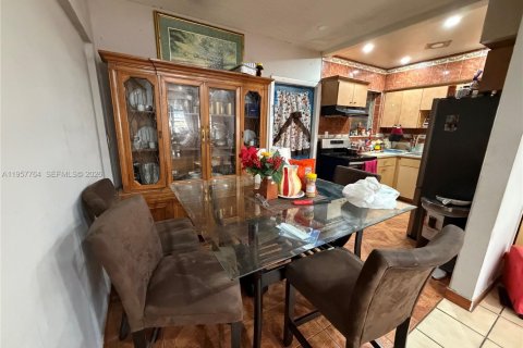 House in Lauderhill, Florida 6 bedrooms, 191.94 sq.m. № 2011562 - photo 15