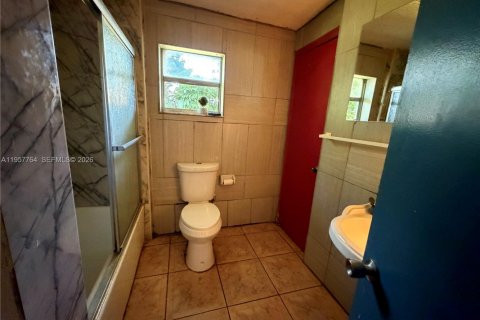 House in Lauderhill, Florida 6 bedrooms, 191.94 sq.m. № 2011562 - photo 7