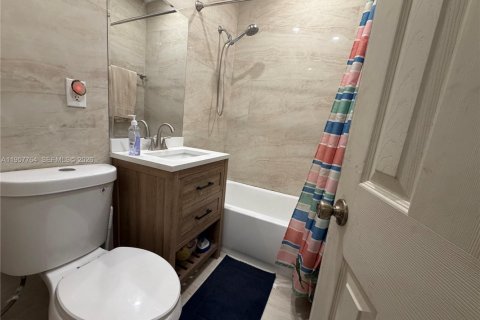 House in Lauderhill, Florida 6 bedrooms, 191.94 sq.m. № 2011562 - photo 5