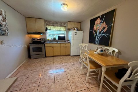 House in Lauderhill, Florida 6 bedrooms, 191.94 sq.m. № 2011562 - photo 11