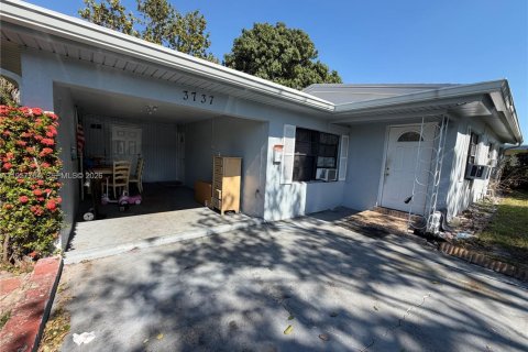 House in Lauderhill, Florida 6 bedrooms, 191.94 sq.m. № 2011562 - photo 18