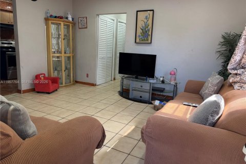 House in Lauderhill, Florida 6 bedrooms, 191.94 sq.m. № 2011562 - photo 2