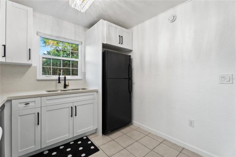 Villa ou maison à vendre à Sarasota, Floride: 3 chambres, 100.43 m2 № 2419707 - photo 8