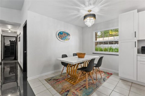 Villa ou maison à vendre à Sarasota, Floride: 3 chambres, 100.43 m2 № 2419707 - photo 7