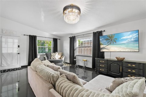 Villa ou maison à vendre à Sarasota, Floride: 3 chambres, 100.43 m2 № 2419707 - photo 6
