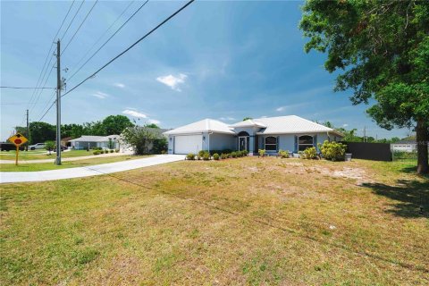 House in Sebring, Florida 2 bedrooms, 107.02 sq.m. № 1825325 - photo 2