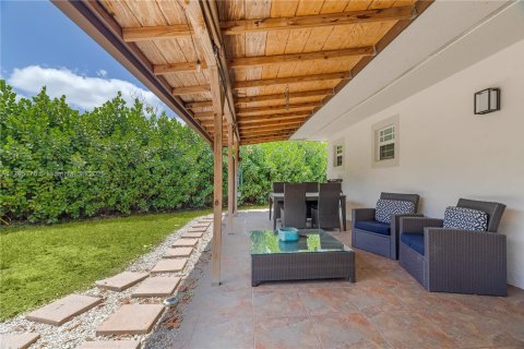 House in Miami, Florida 3 bedrooms, 233.37 sq.m. № 1671114 - photo 21
