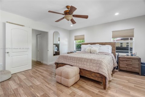 House in Miami, Florida 3 bedrooms, 233.37 sq.m. № 1671114 - photo 8