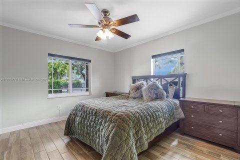 House in Miami, Florida 3 bedrooms, 233.37 sq.m. № 1671114 - photo 15