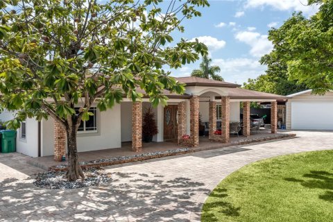 House in Miami, Florida 3 bedrooms, 233.37 sq.m. № 1671114 - photo 1