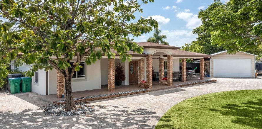 House in Miami, Florida 3 bedrooms, 233.37 sq.m. № 1671114