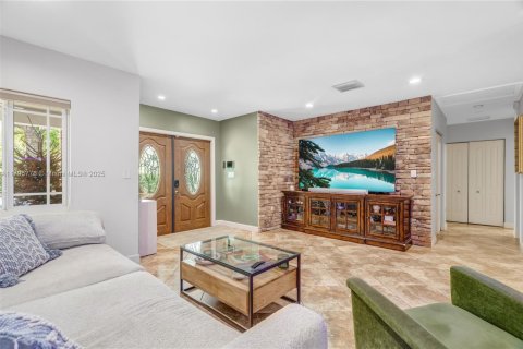 House in Miami, Florida 3 bedrooms, 233.37 sq.m. № 1671114 - photo 4