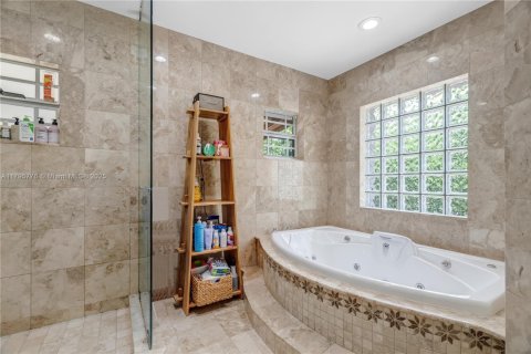House in Miami, Florida 3 bedrooms, 233.37 sq.m. № 1671114 - photo 13