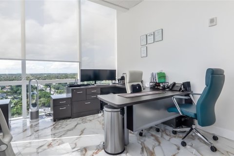 Propiedad comercial en venta en Miami, Florida № 2252740 - foto 19