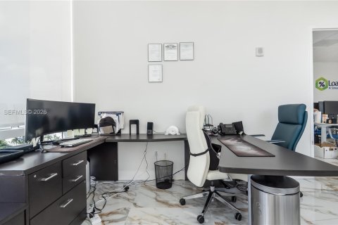 Propiedad comercial en venta en Miami, Florida № 2252740 - foto 20