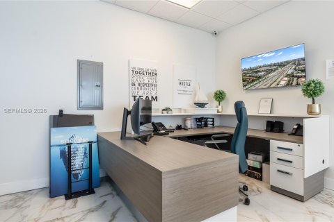 Propiedad comercial en venta en Miami, Florida № 2252740 - foto 16