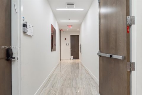 Propiedad comercial en venta en Miami, Florida № 2252740 - foto 23