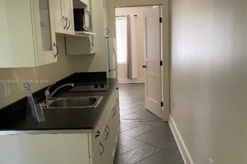 Снять в аренду квартиру в Корал-Гейблс, Флорида 1 спальня, 49.24м2, № 2082820 - фото 2