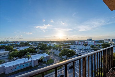 Купить кондоминиум в Норт-Майами, Флорида 1 спальня, 69.68м2, № 1986469 - фото 13