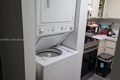 Condominio en alquiler en Hialeah Gardens, Florida, 1 dormitorio, 70.61 m2 № 1992864 - foto 1