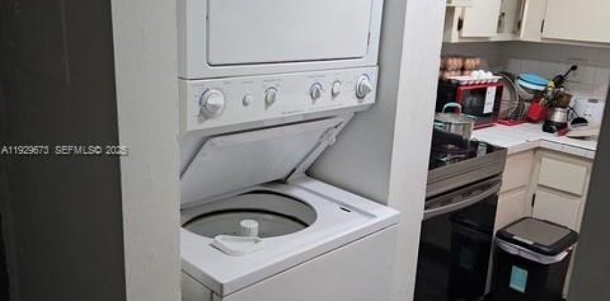 Condominio en Hialeah Gardens, Florida, 1 dormitorio  № 1992864